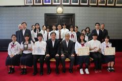高等学校文化系クラブ等の全国大会で上位入賞されたみなさんと懇談しました