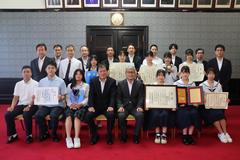 高等学校文化系クラブ等の全国大会で上位入賞されたみなさんと懇談しました