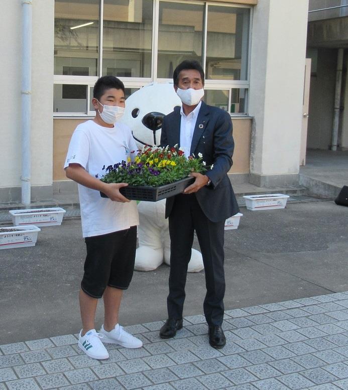 和歌山市立中之島小学校での花苗贈呈