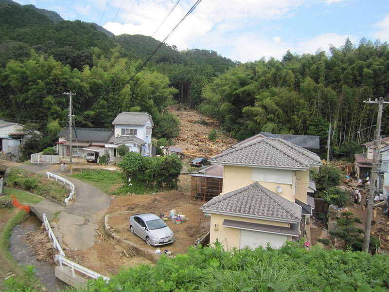 豪雨により土砂が流出した様子