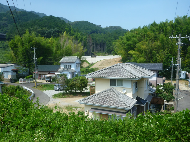 左の箇所が治山事業により復旧した様子