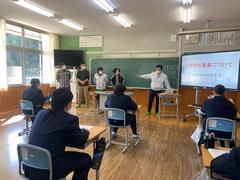 印南4Hクラブ員が中学校で講義をする写真