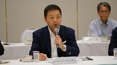 意見を述べる藤山議長