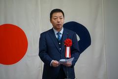 挨拶を述べる藤山議長