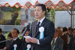 追悼の辞を述べる藤山議長