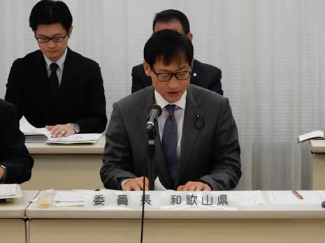 経済産業委員会で委員長を務める尾﨑議長の画像