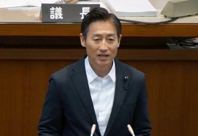 挨拶を述べる尾﨑太郎 新議長の画像