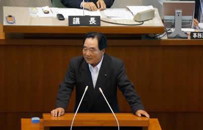 挨拶を述べる服部一新副議長の画像