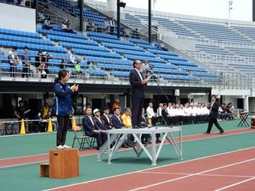 来賓挨拶を述べる前芝議長の画像