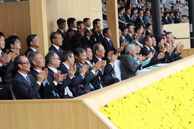 天皇皇后両陛下とともに応援する前芝議長の画像