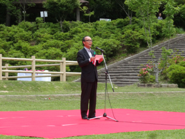 来賓挨拶を行う前芝議長の画像