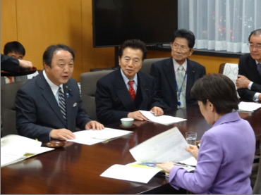 要請活動を行う坂本議長の画像