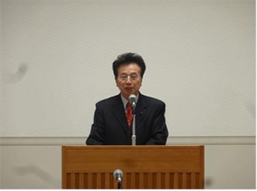 会長挨拶を行う坂本議長の画像