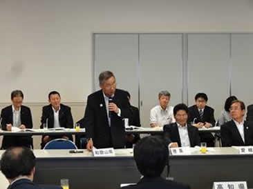 協議会会長として挨拶を述べるの画像