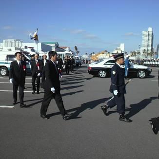 視閲会場まで行進の画像