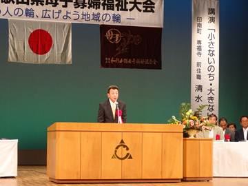 来賓挨拶を行う山下議長の画像