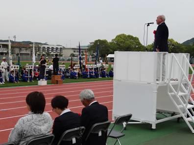 選手たちを前にあいさつをする新島議長の画像