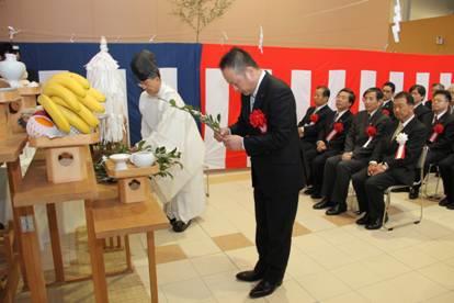 修祓式にて玉串奉納する岸本総務委員会委員長の画像