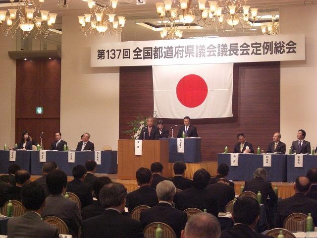 平成23年度の定例総会開催県議会としてあいさつする谷議長の画像