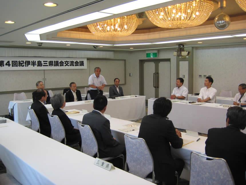 本県議会を代表してあいさつする谷議長の画像