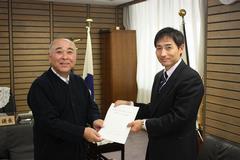 議長（座長）へ副座長から検討結果報告